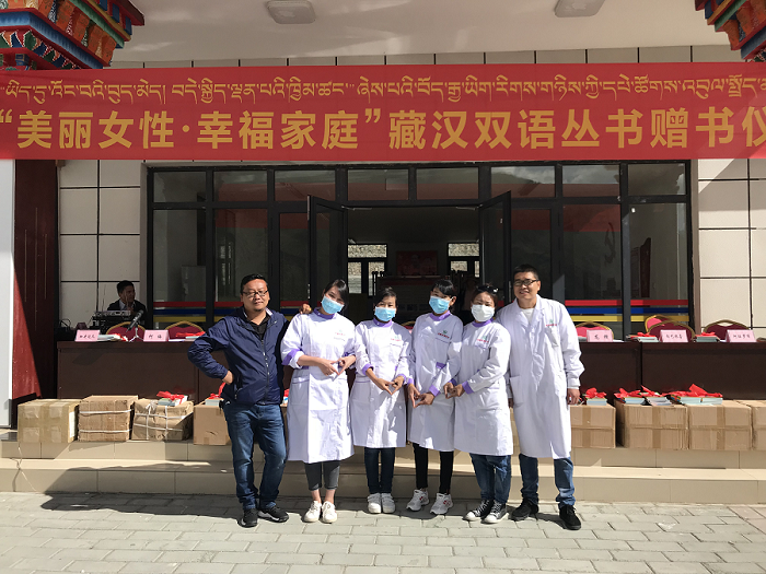 西藏阜康藥店聯(lián)合黨支部——巾幗志愿服務分隊赴我區(qū)首個高海拔異地安置點開展義診活動
