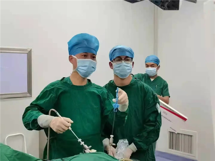 西藏大學附屬阜康醫(yī)院外二科楊闖博士帶隊在比如縣開展義診