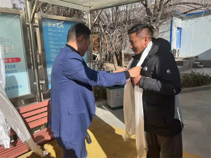 全新54座大客車服務(wù)我院?jiǎn)T工上班通勤