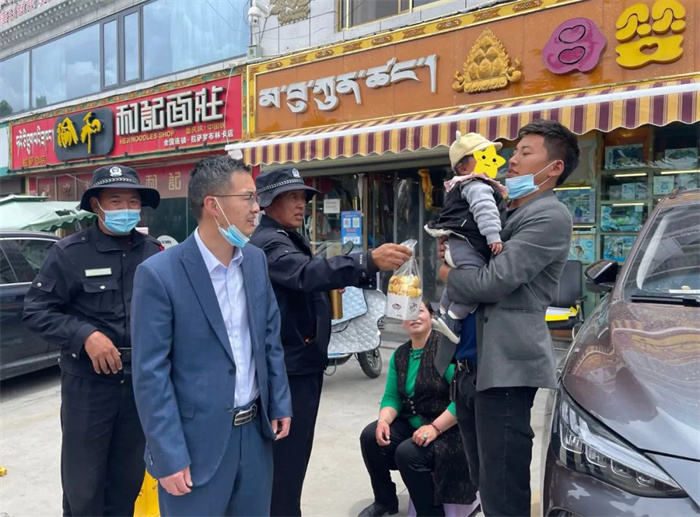 孩子，別哭！——阜康行政后勤人員聯(lián)合行動(dòng)，助車(chē)內(nèi)幼童脫困境！