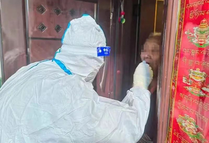 89歲核酸陽(yáng)性老人尿路堵塞，阜康抗疫醫(yī)生上門解困