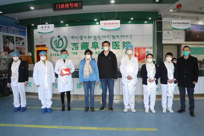 自治區(qū)總工會領(lǐng)導親切慰問我院醫(yī)護人員