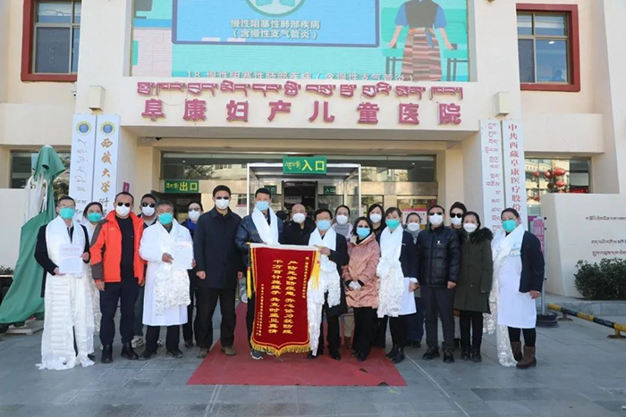 區(qū)黨委老干部局領(lǐng)導親切慰問我院抗疫醫(yī)護人員