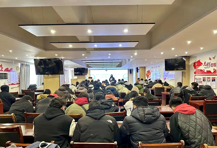 西藏阜康醫(yī)院召開實習生“雙節(jié)”前安全教育會