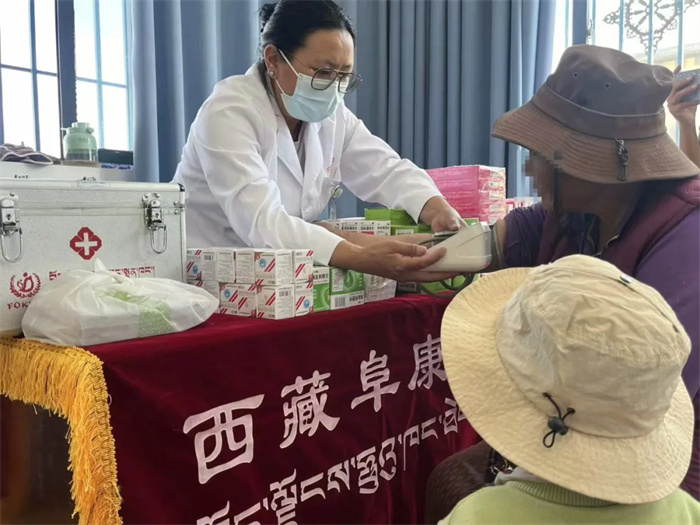 西藏阜康醫(yī)院助力“健康拉薩行動”開展送醫(yī)送藥活動