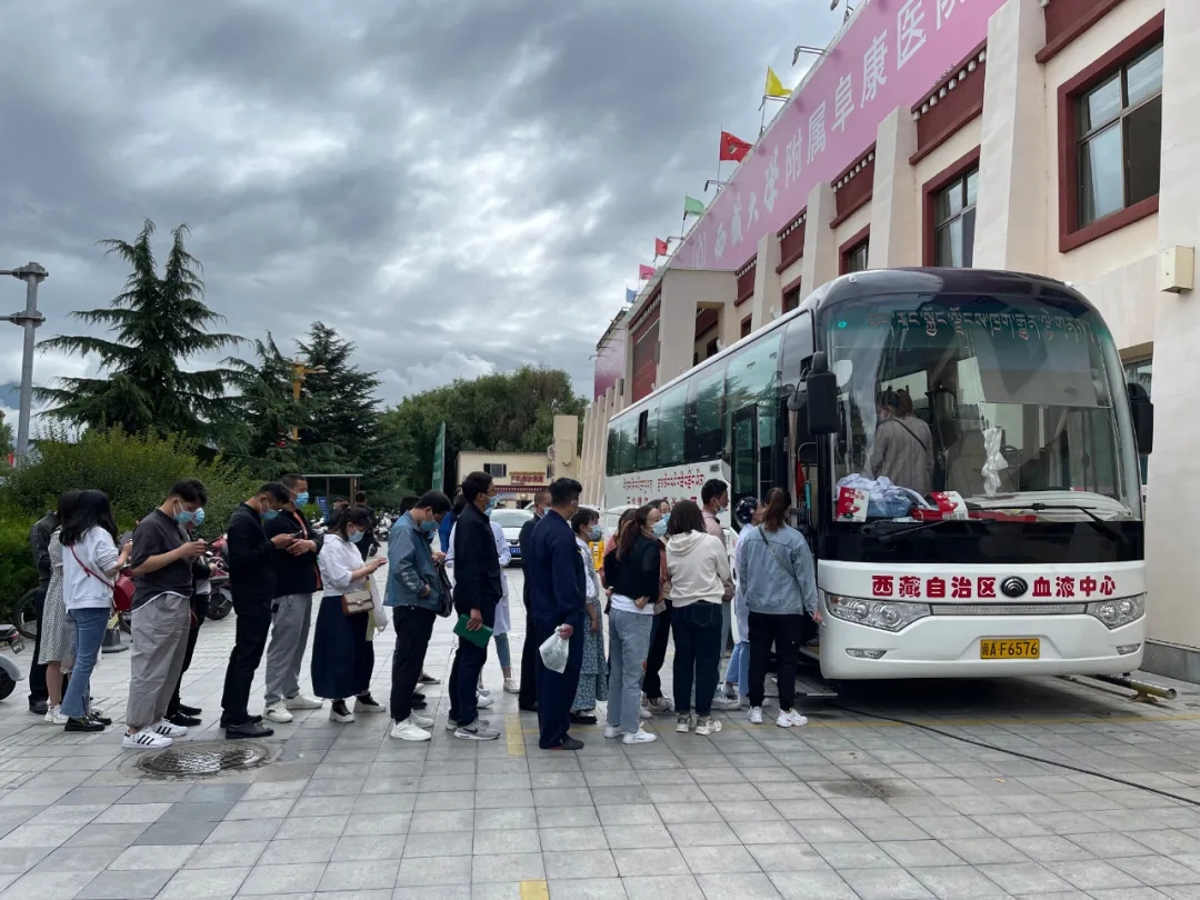 熱血輝映黨旗紅——阜康醫(yī)療黨委組織員工無(wú)償獻(xiàn)血