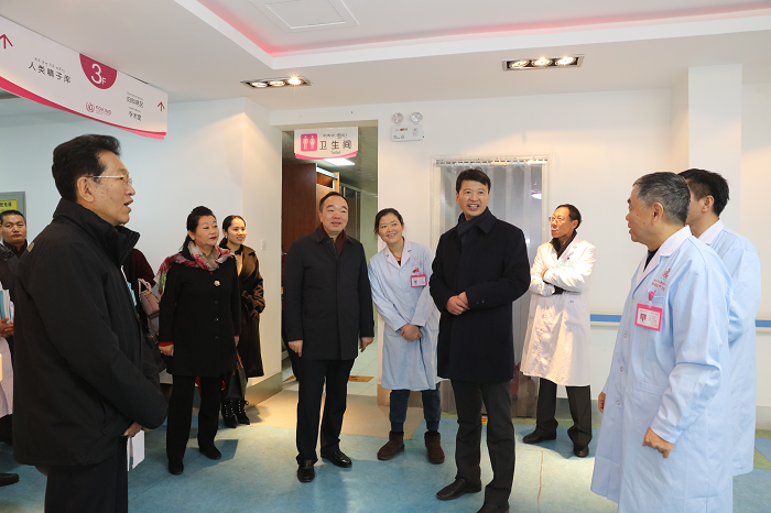 自治區(qū)政協(xié)副主席阿沛·晉源與區(qū)衛(wèi)計委王云亭主任、市衛(wèi)計委扎西德吉主任蒞臨我院檢查督導(dǎo)工作